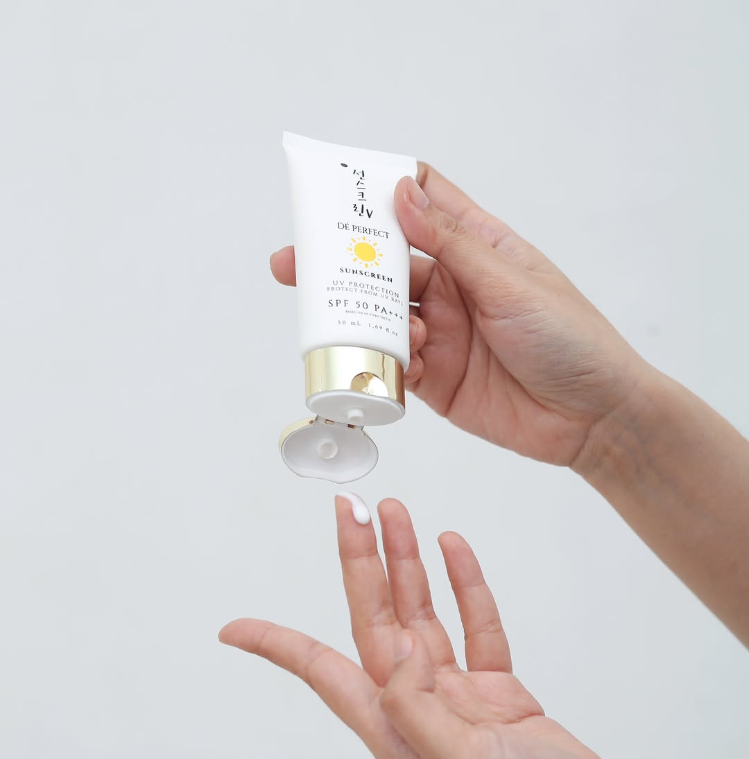 Hybrid Sunscreen SPF 50 PA+++ dengan 16 bahan aktif anti aging di dalamnya. Kata sahabat deperfect, Sunscreen ini jadi penolong di cuaca panas ekstrim global warming bikin kulit dingin.